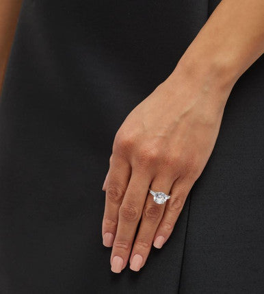 4ct Round Cut Center with .5ct Baguette Cut Stones on the sides. Center stone size: 10.5mm 17158-8-CZ-14K