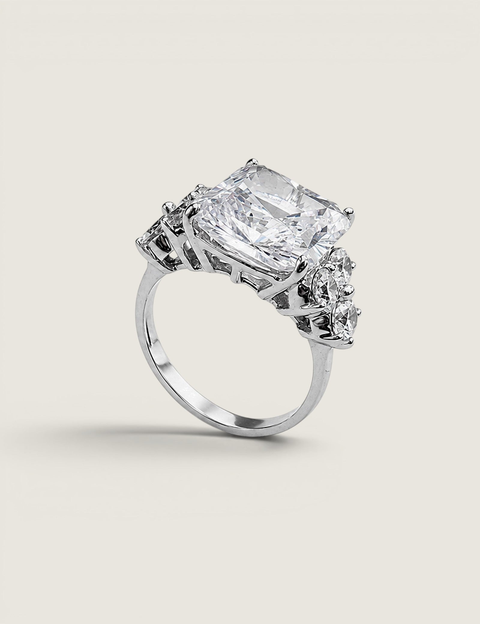 11CT Princess cut with 1.1TCW Round Sides(12.1 TCW)