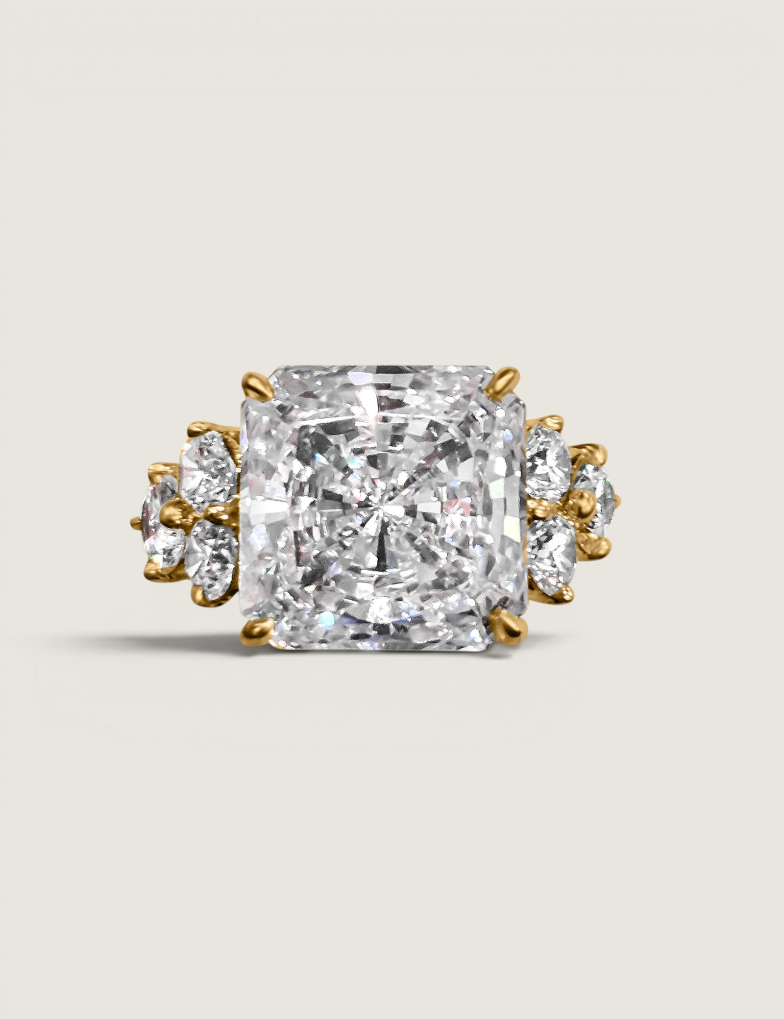 11CT Princess cut with 1.1TCW Round Sides(12.1 TCW)