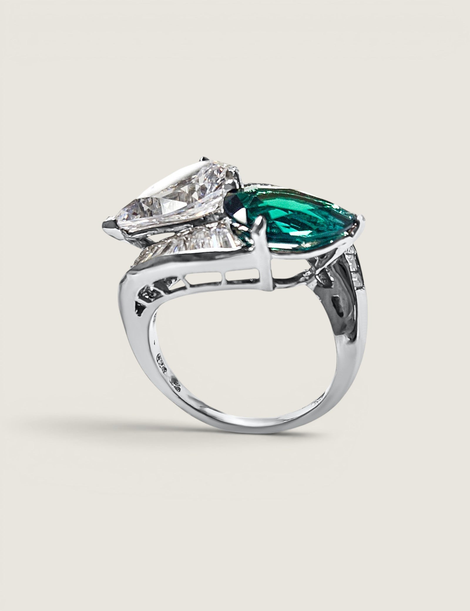 Emerald Toi et Moi Twist Ring (9 TCW)