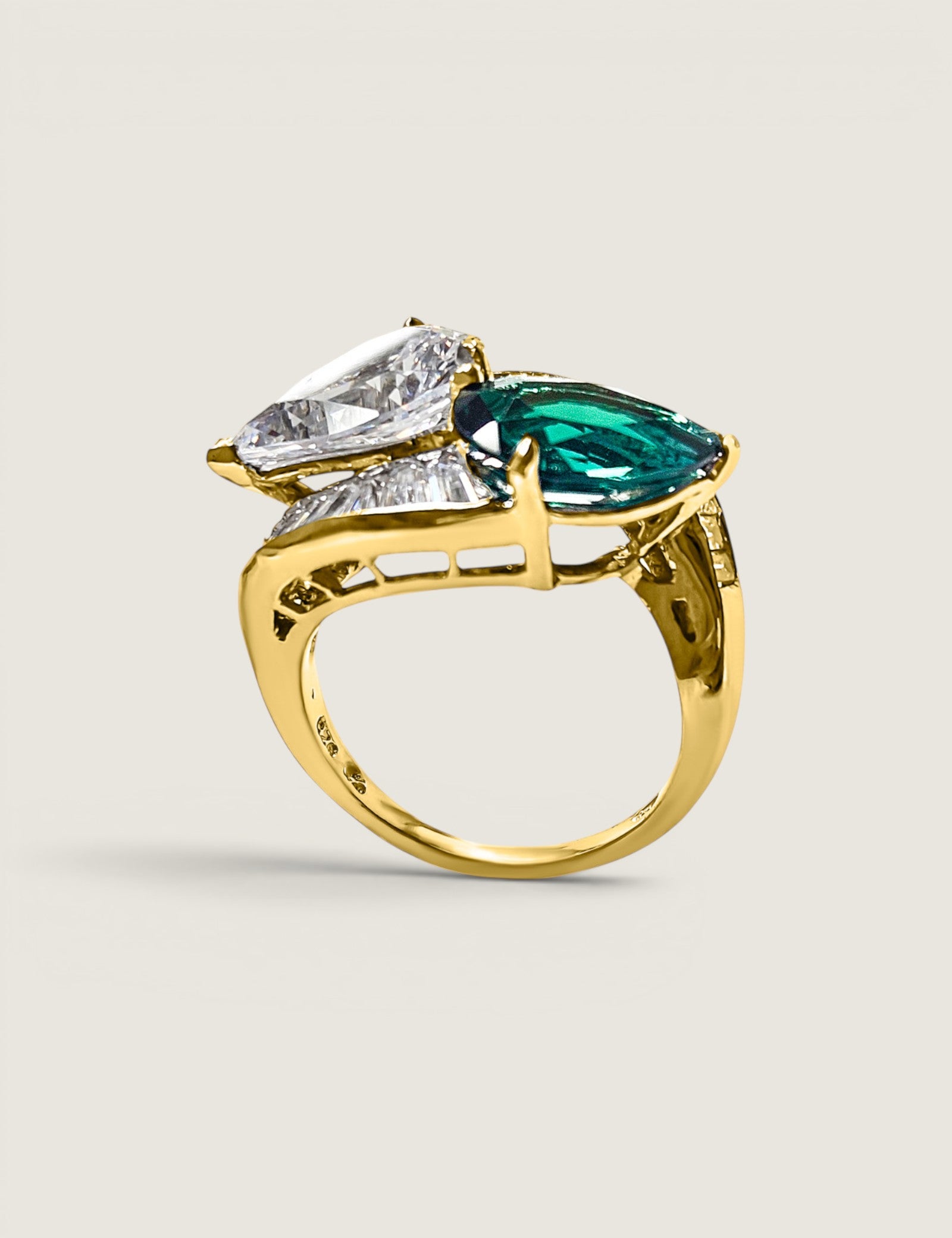 Emerald Toi et Moi Twist Ring (9 TCW)