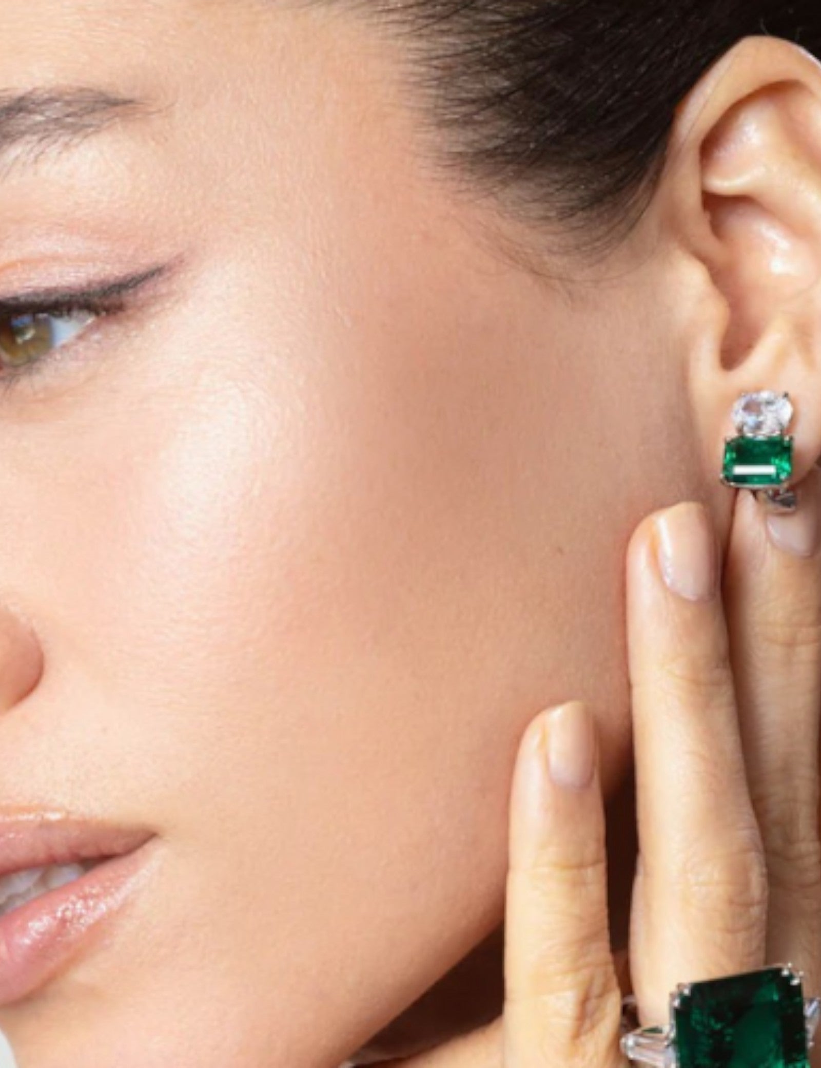 Oval & Emerald Green Emerald-Cut Double Stud (8 TCW)